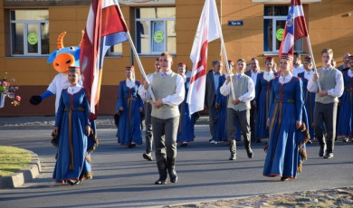 Latvijas Jaunatnes Olimpiādes delegācijas svinīgā gājienā devušās uz atklāšanas ceremoniju